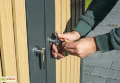 Cache Poubelle Extérieur Double Acier Imitation Bois – 2x 240 Litres 13 Cache Poubelle Extérieur Double Acier Imitation Bois – 2x 240 Litres -MON AMENAGEMENT JARDIN Soldes detail poignees cache poubelle westmann wmhhwtc 62