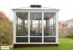 Pergola Fermée En Aluminium 4 X 3 M Avec Toiture Acier - Bolata -MON AMENAGEMENT JARDIN Soldes vue cote pavillon ferme bolata sojag